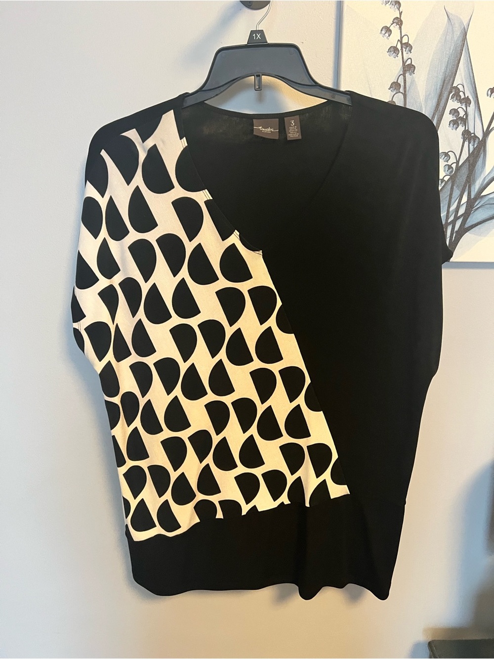 Chico's Black & White Geometric V-Neck Top